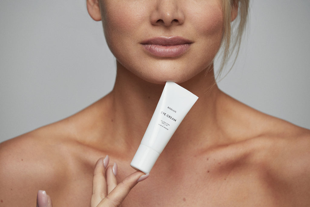 Image showing a female model holding Bigelius eye cream