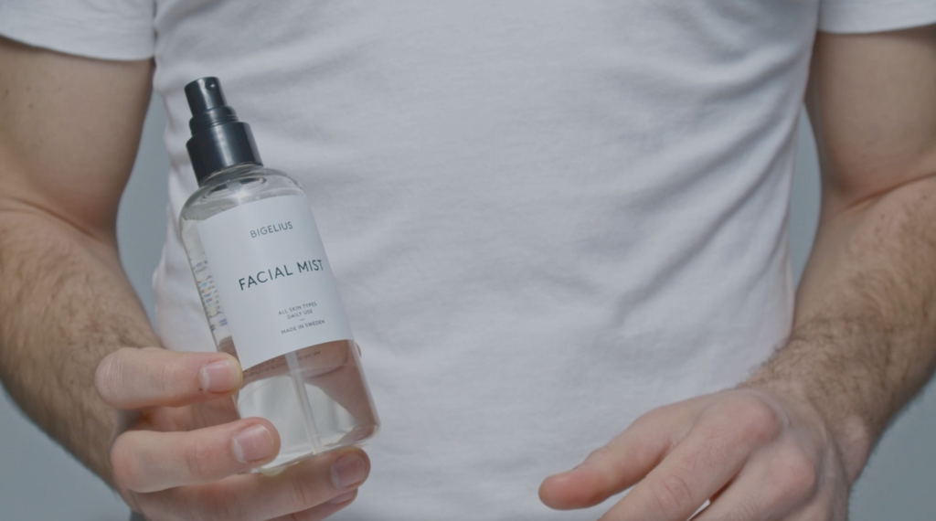 Tutorial video of a man applying the Bigelius skincare facial mist. Vegan, nurturing, anti-pollution skincare. Packed with natural antioxidants and powerful agents protecting your skin from air pollution. Crafted in Sweden.