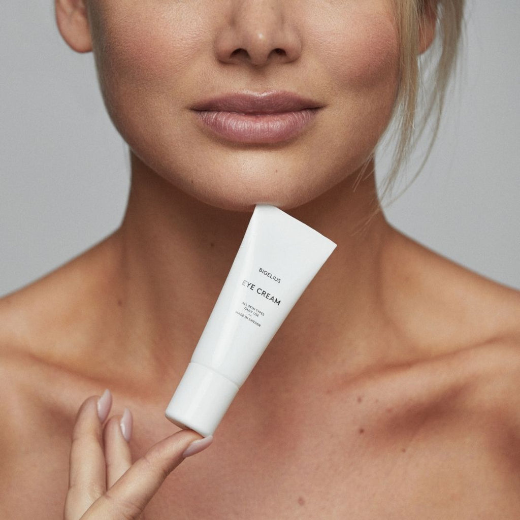 Bigelius skincare presents: A revitalizing and hydrating lightweight eye cream that targets signs of aging by energizing the delicate skin around the eyes.