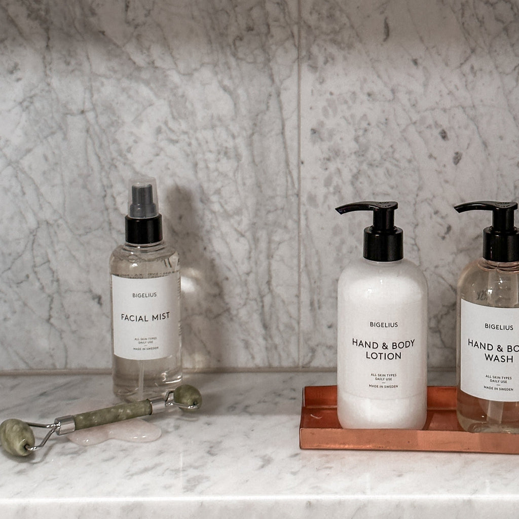 Image of facial mist, hand and body lotion and hand and body wash in a bathroom. Vegan, nurturing, anti-pollution skincare. Packed with natural antioxidants and powerful agents protecting your skin from air pollution. Crafted in Sweden.