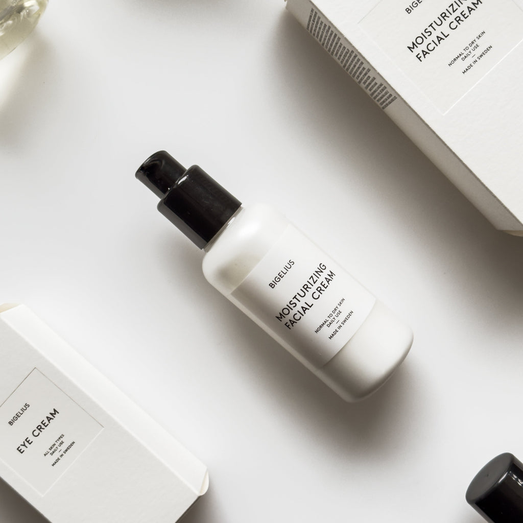 Moisturizing facial cream. A long-lasting moisturizing and protective facial cream for radiant, fresh-looking skin.
